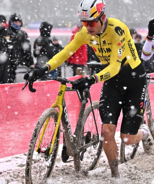 Wout van Aert, caduta sulla neve: l’infortunio è serio, deve operarsi