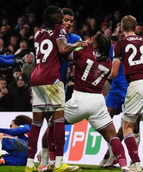 Il calciatore-wrestler perde la testa: le foto della rissa