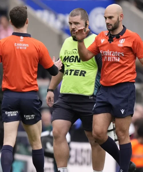 Non riesce a continuare, l’arbitro abbandona il campo dopo mezz’ora. Foto