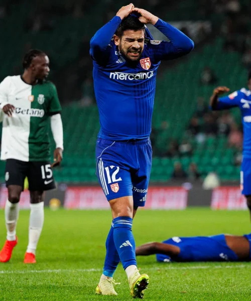 Calciatori scioccati dopo il terrificante infortunio, la gamba è spezzata. Foto