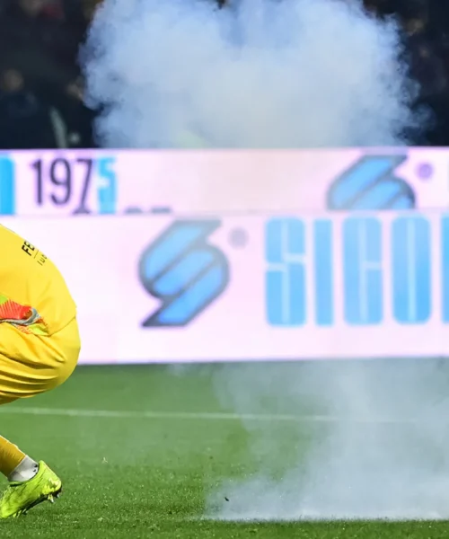 Un petardo stordisce Audero. Che stramazza a terra ma poi torna tra i pali