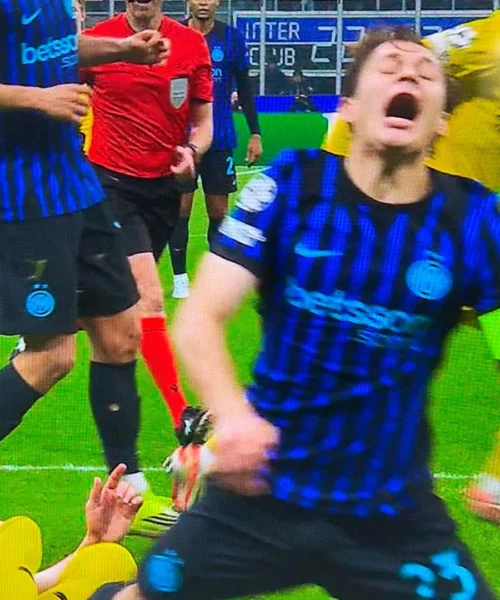 “L’urlo di Munch”: la caduta in area di Barella diventa virale sui social