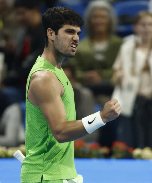 Carlos Alcaraz soffre ma batte Khachanov: è in semifinale a Doha