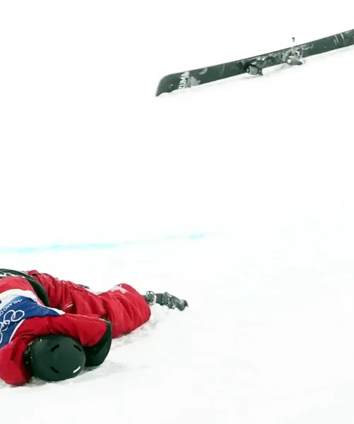 Sbatte la testa e resta immobile: paura alle Olimpiadi