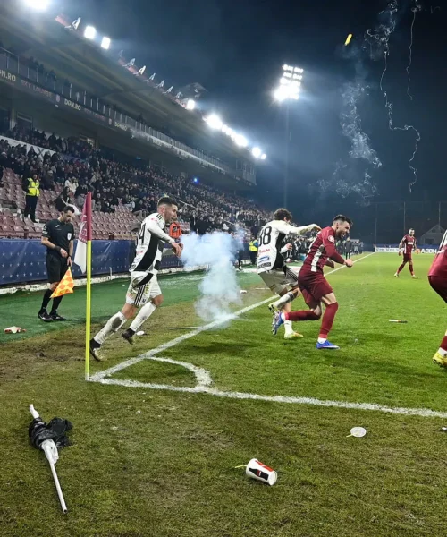 Calciatori in pericolo durante la partita, le foto del caos