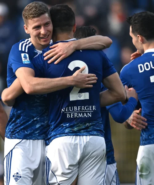 Il Como senza Nico Paz titolare ribalta il Lecce: 3-1 in rimonta e Champions a -2