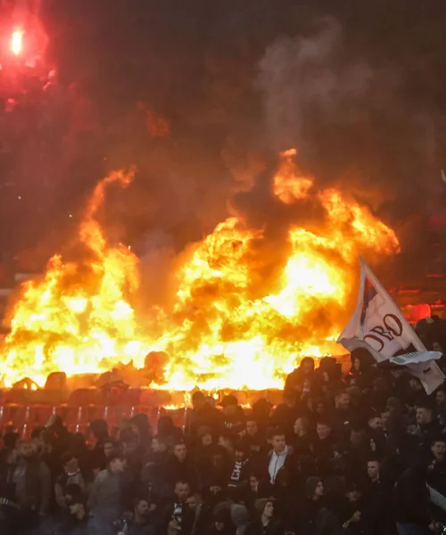 Incendiano lo stadio durante la partita, le immagini della follia