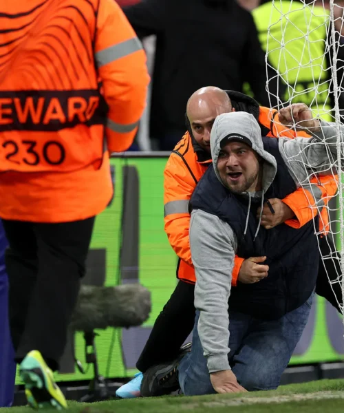 Ma cosa fa? Il tifoso perde la testa, le foto del gesto