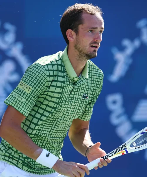 Daniil Medvedev si lamenta ma poi vince facile