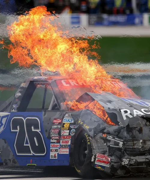 L’auto prende fuoco durante la gara, le foto dell’enorme spavento