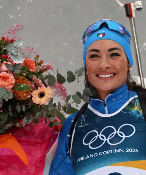 Fiori per Dorothea Wierer, le foto: classe ed eleganza nell’ultima gara per l’Azzurra che risponde su Sanremo