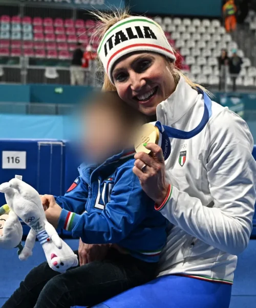 Commenti sconcertanti sul figlio della campionessa: è polemica