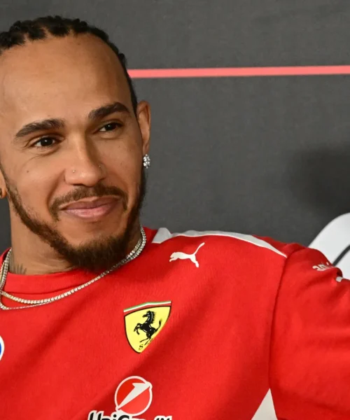 Ferrari, Lewis Hamilton ritrova il sorriso e avvisa gli avversari