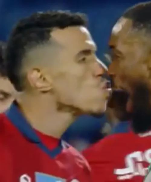 Prova a baciare l’avversario durante la partita, le foto dell’assurdo gesto