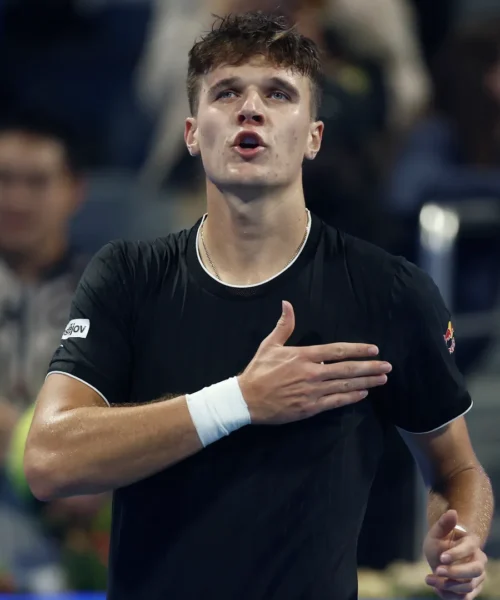 Jakub Mensik ancora incredulo dopo la vittoria con Jannik Sinner