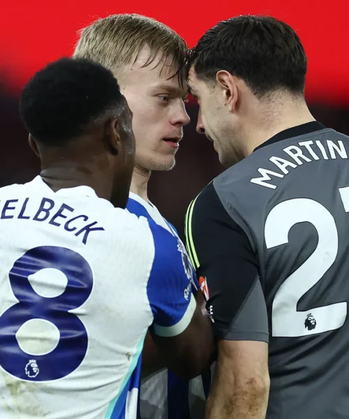 Calciatori fuori controllo, la partita si trasforma in lotta libera: le foto