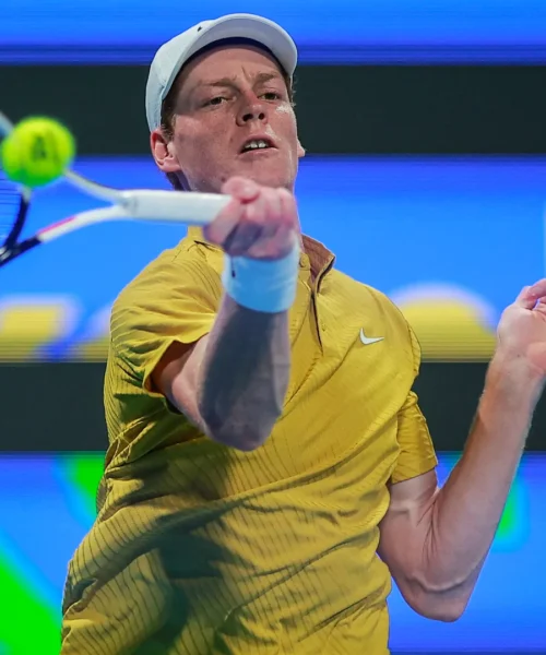 Jannik Sinner va di fretta a Doha: Machac spazzato via