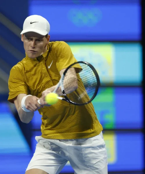 Jannik Sinner non completa la rimonta con Mensik: è già fuori a Doha