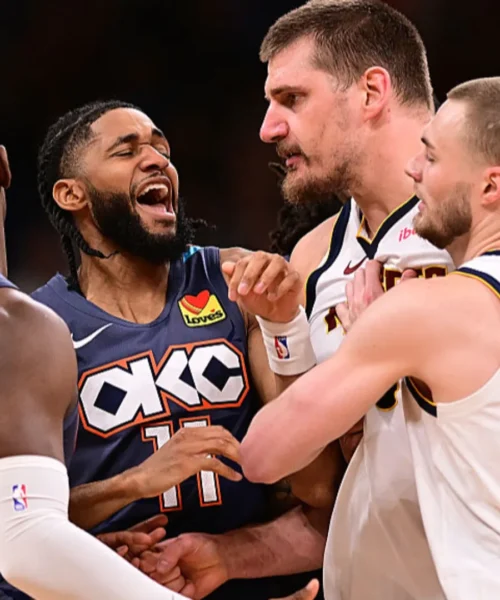 Pazza notte per Jokic nel big match: tripla doppia, sconfitta e… rissa