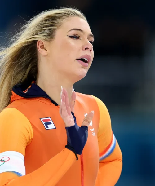 Tutti vogliono la tuta della bellissima campionessa, fioccano offerte