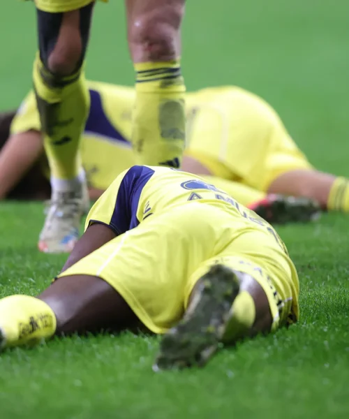 I tifosi lanciano di tutto contro i giocatori, le immagini della follia