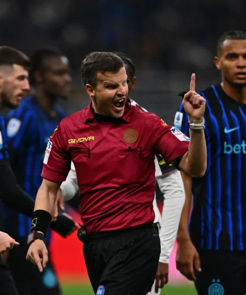 Juve, Chiellini e Comolli attaccano gli arbitri: “Inadeguati in Serie A, ha perso il calcio italiano”