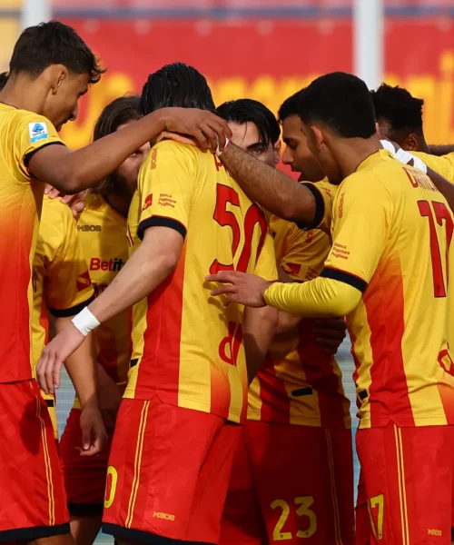 Il Lecce esulta con Banda al 90′, colpo salvezza. Udinese ko