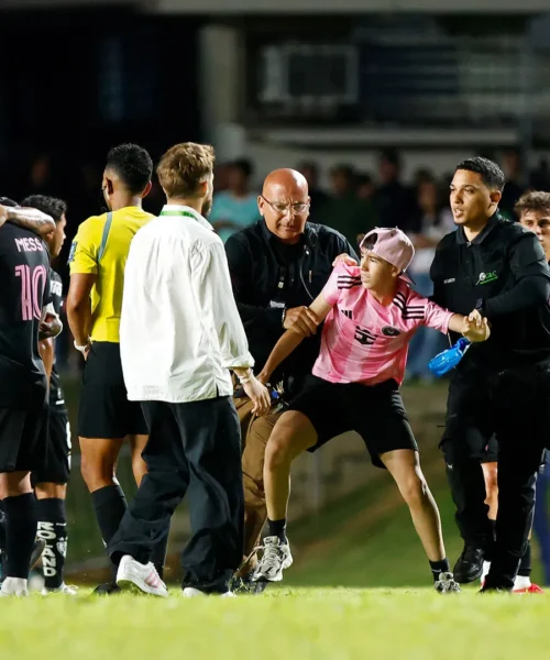 Paura per Messi: i tifosi lo buttano per terra. Le foto