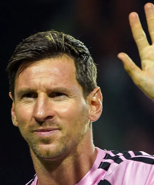 Lionel Messi segna la rete numero 900 in carriera: la sfida con CR7 continua