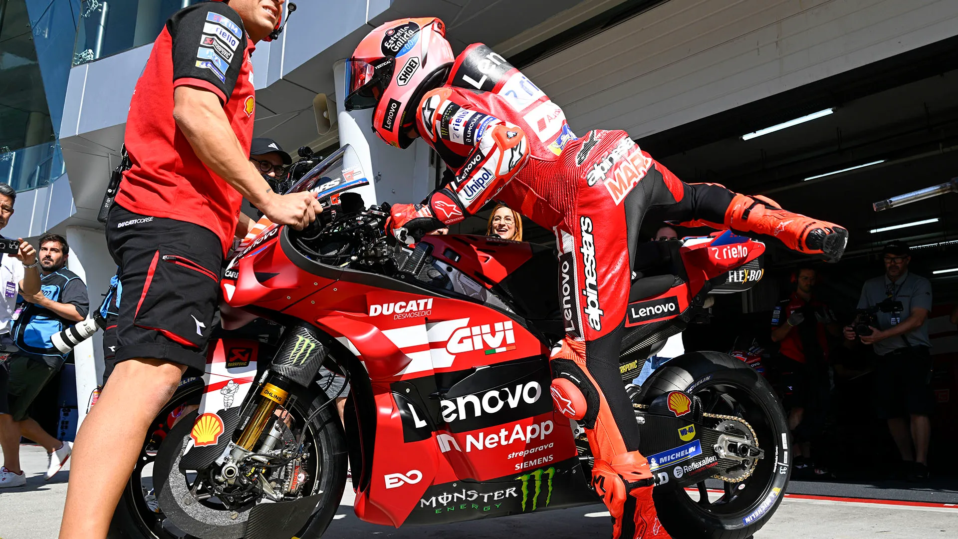 Marc Marquez sfreccia in pista con la nuova Ducati: le foto - Sportal.it