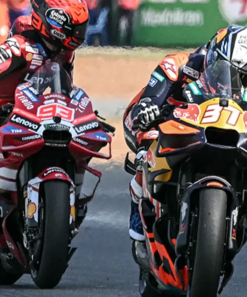 MotoGp, prima sprint a sportellate: Marc Marquez punito, vince Acosta