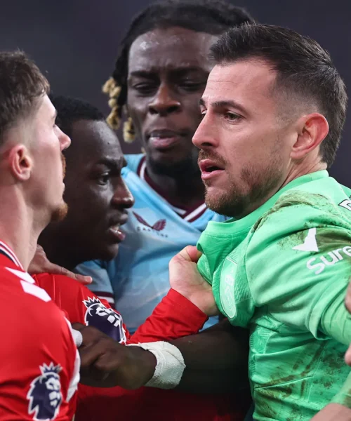 Tutti fuori controllo, le foto della maxi rissa in campo