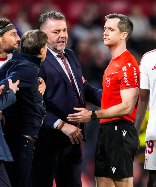 Viene espulso ma si rifiuta di uscire, caos in Spagna. Le foto