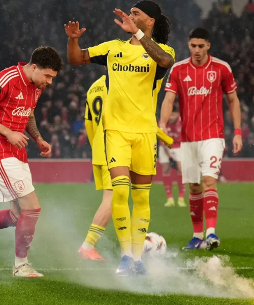 Grosso pericolo per i calciatori, la partita si ferma: immagini