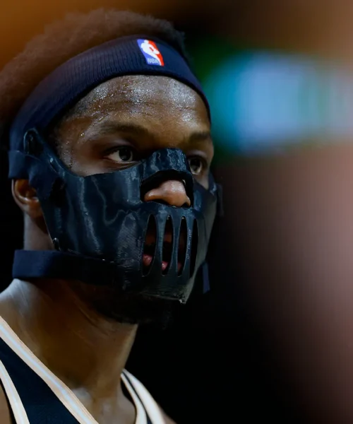 L’uomo mascherato terrorizza gli avversari, le foto