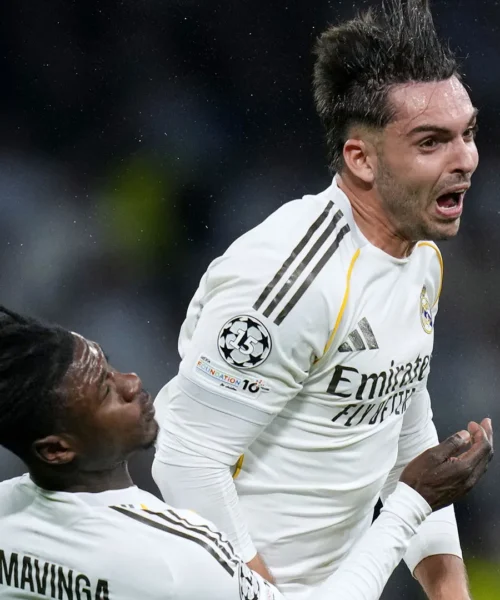 Terribile scontro, il campione del Real Madrid esce in barella. Foto