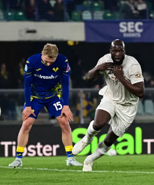 Il Napoli trema a Verona, Romelu Lukaku lo salva: 2-1 al 96′