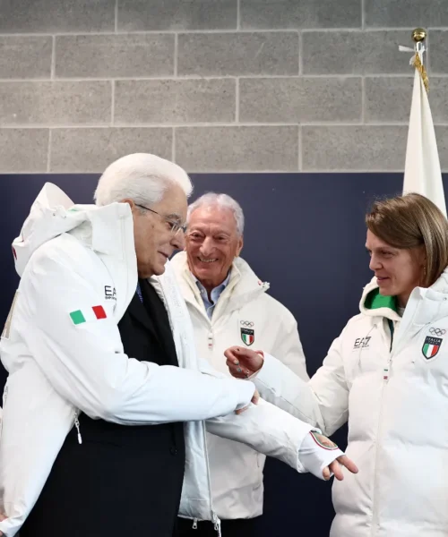 Il presidente Sergio Mattarella pranza e scherza con gli Azzurri nel Villaggio Olimpico: le foto