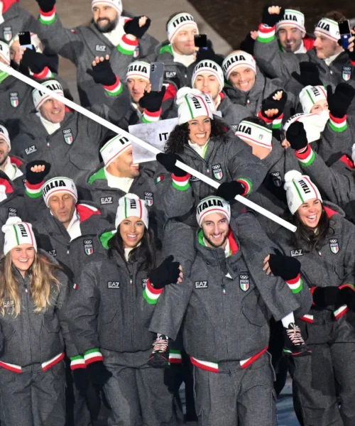 Milano Cortina: le suggestive immagini della parata diffusa degli atleti