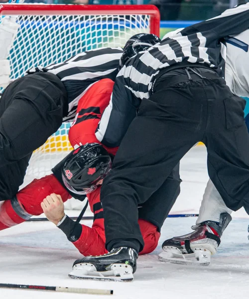 3 arbitri non bastano per fermare la furiosa rissa, le immagini