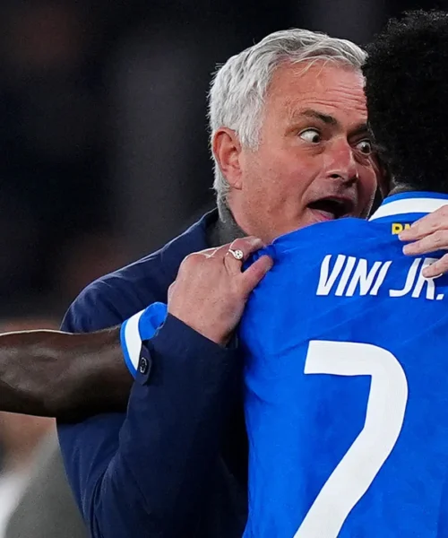 Vinicius si rifiuta di giocare, partita interrotta: le immagini