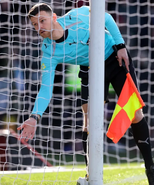 C’è un buco nella rete, la partita non inizia: immagini