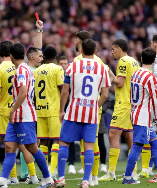 Tocca le parti intime dell’avversario, l’arbitro lo caccia dal campo