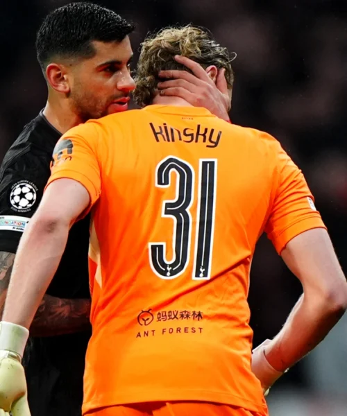 Antonin Kinsky, chi è il portiere del Tottenham protagonista di un quarto d’ora da incubo