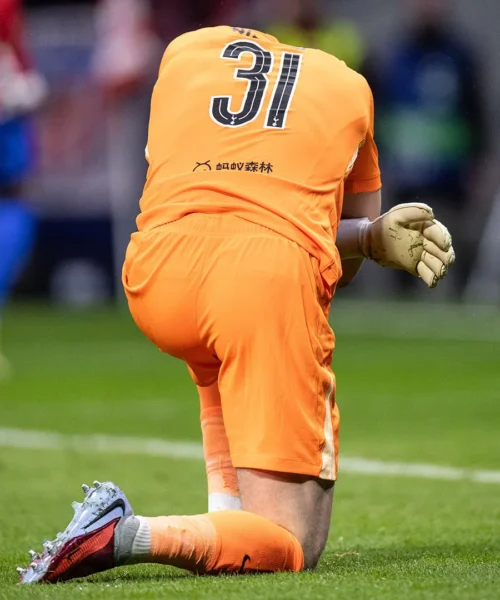 Sostituito dopo 17 minuti drammatici: i portieri consolano Kinsky