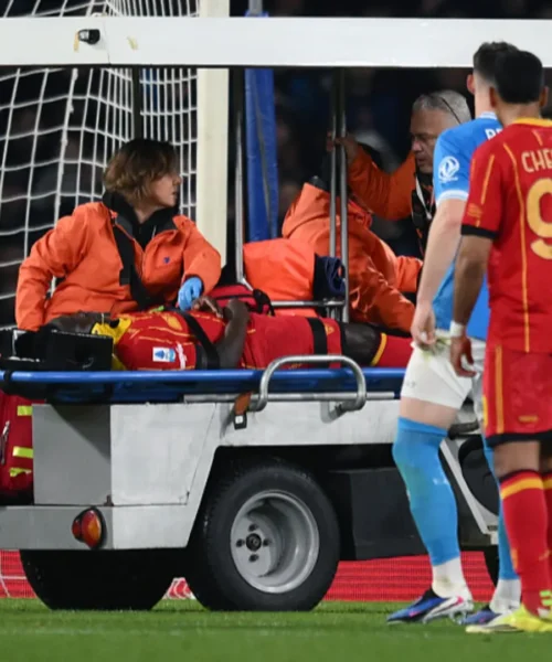 Lecce, paura per Lameck Banda: fuori in barella dopo essersi accasciato