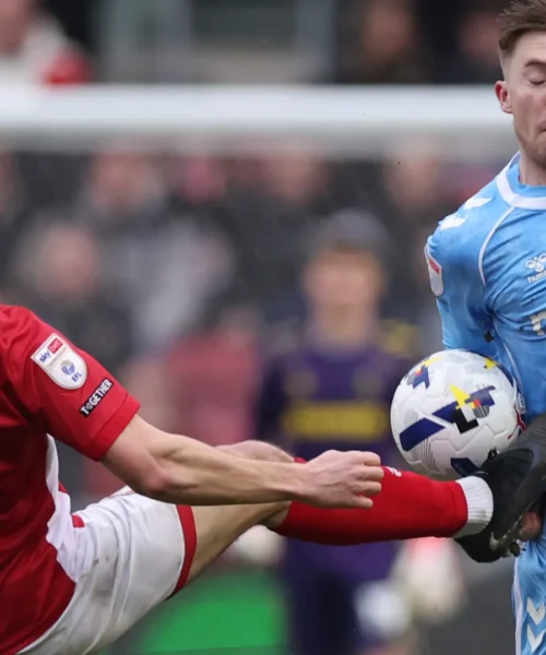 Calcio in pancia all’avversario, le foto del tremendo fallo