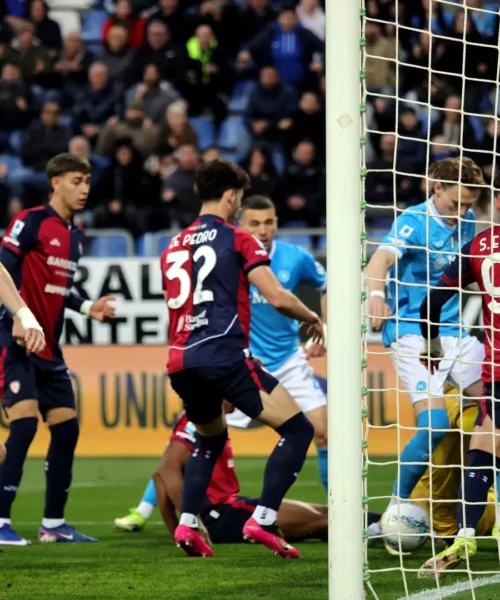 Al Napoli bastano due minuti: McTominay piega il Cagliari