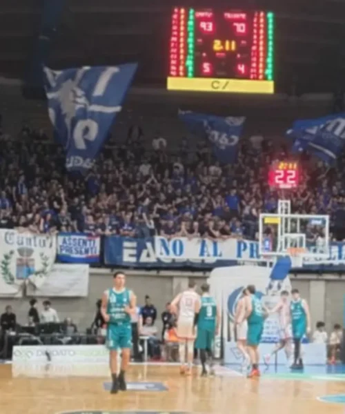 Cantù spazza via Trieste: 97-76