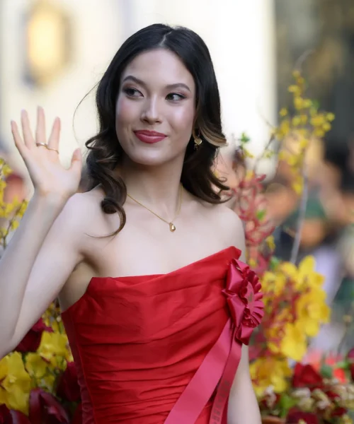 Folla in estasi per la sfilata della bellissima atleta, le sue foto